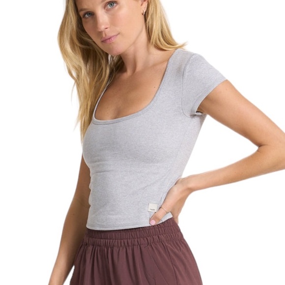 Vuori Tops - NWT vuori crop top Size L
